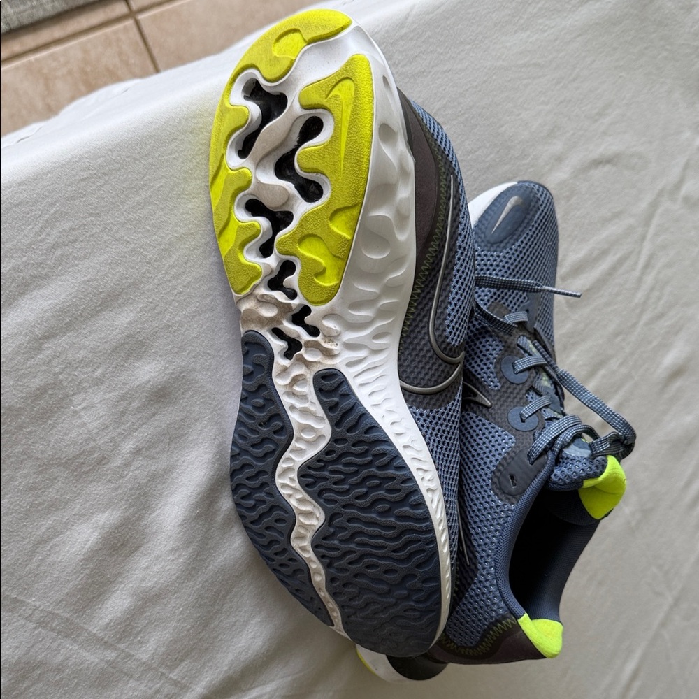 Nike Men's Blue and Gray Sneakers - Picture 4 of 5